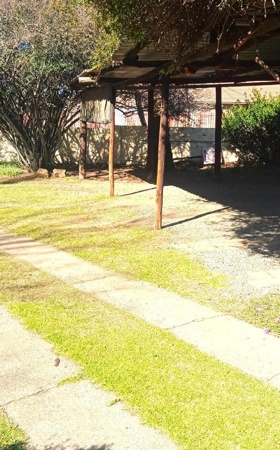 Rheola'S Guest Cottage Harrismith Esterno foto